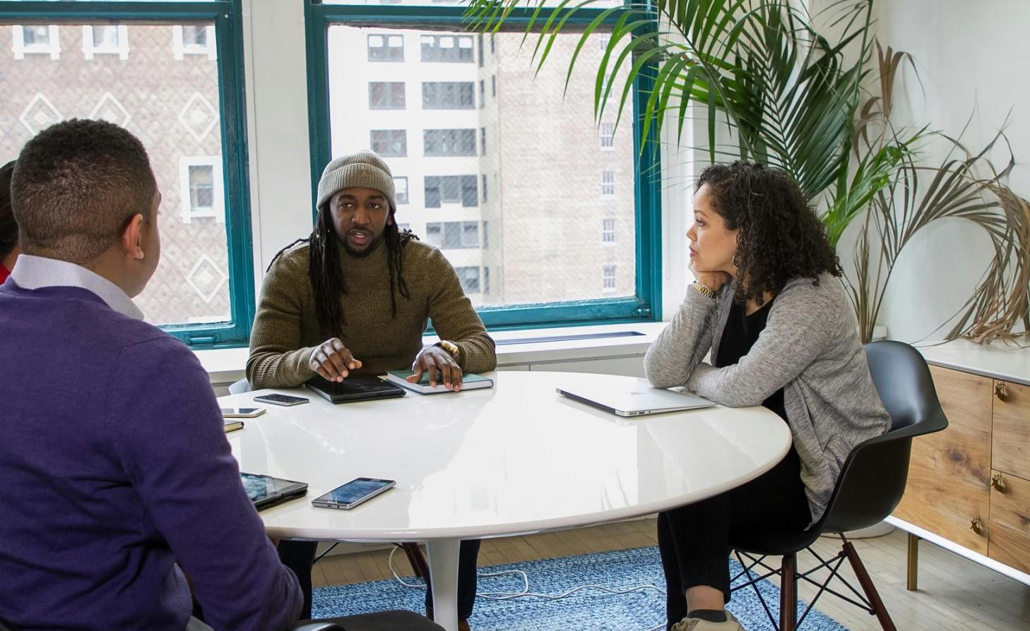 Espace de formation moderne avec matériel de présentation